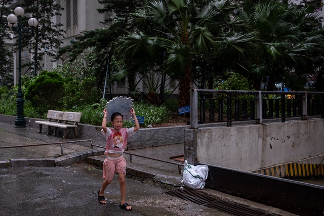 Em nhỏ đi trong trời mưa gió sáng ngày 7/9