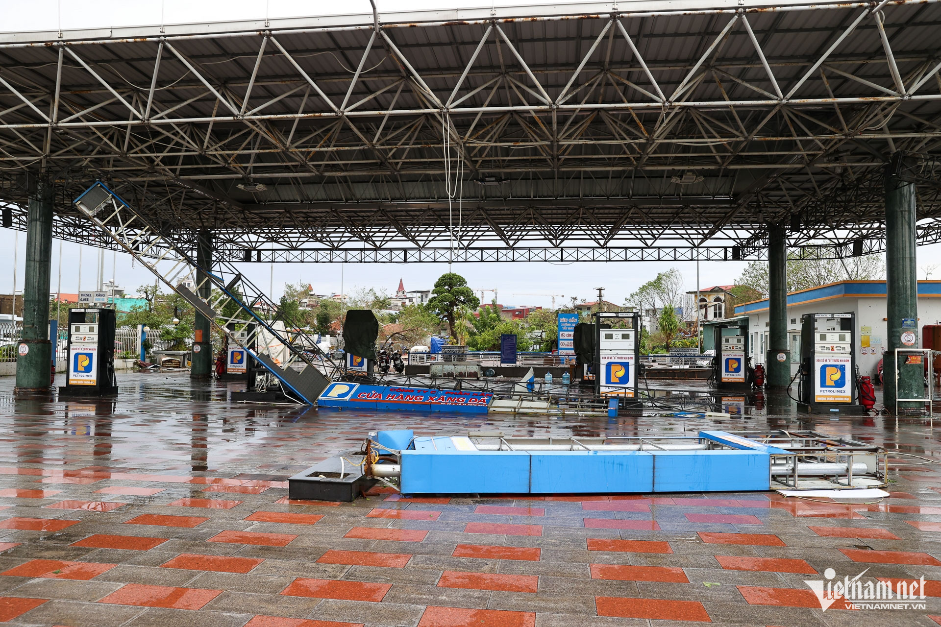 Biển hiệu cửa hàng xăng dầu trên đường Lê Hồng Phong bị rơi xuống đất.