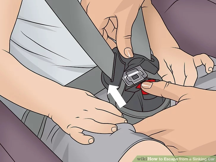 Nếu trên xe có trẻ em, sau khi tự mở dây an toàn cho mình, cần ưu tiên mở cho trẻ em và đưa ra ngoài trước.