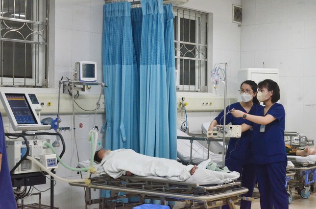 Bệnh nhân ngộ độc nặng khí CO đang được cấp cứu tại Bệnh viện Bãi Cháy