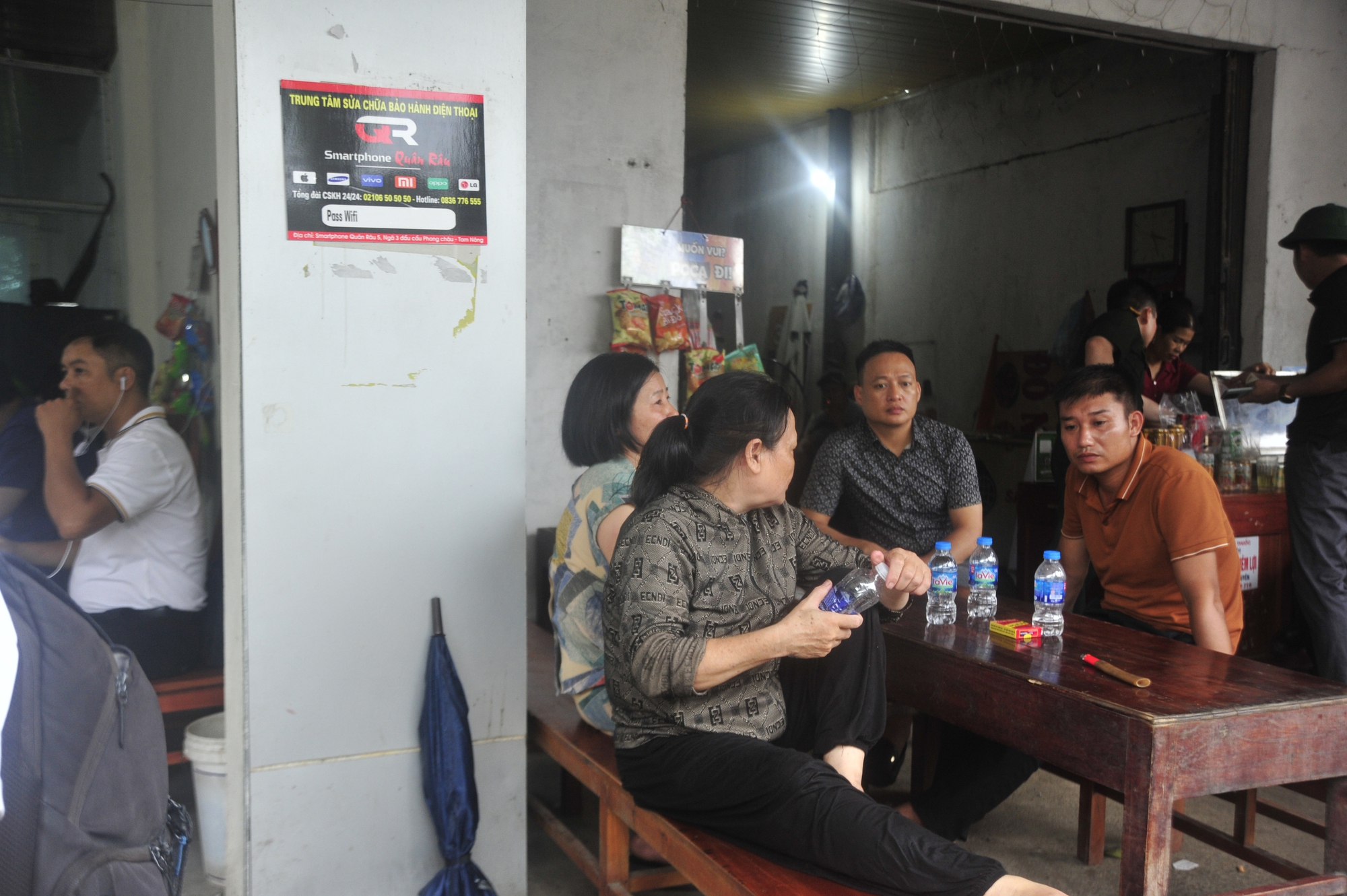 Người thân của tài xế xe tải đang hy vọng tin tốt lành