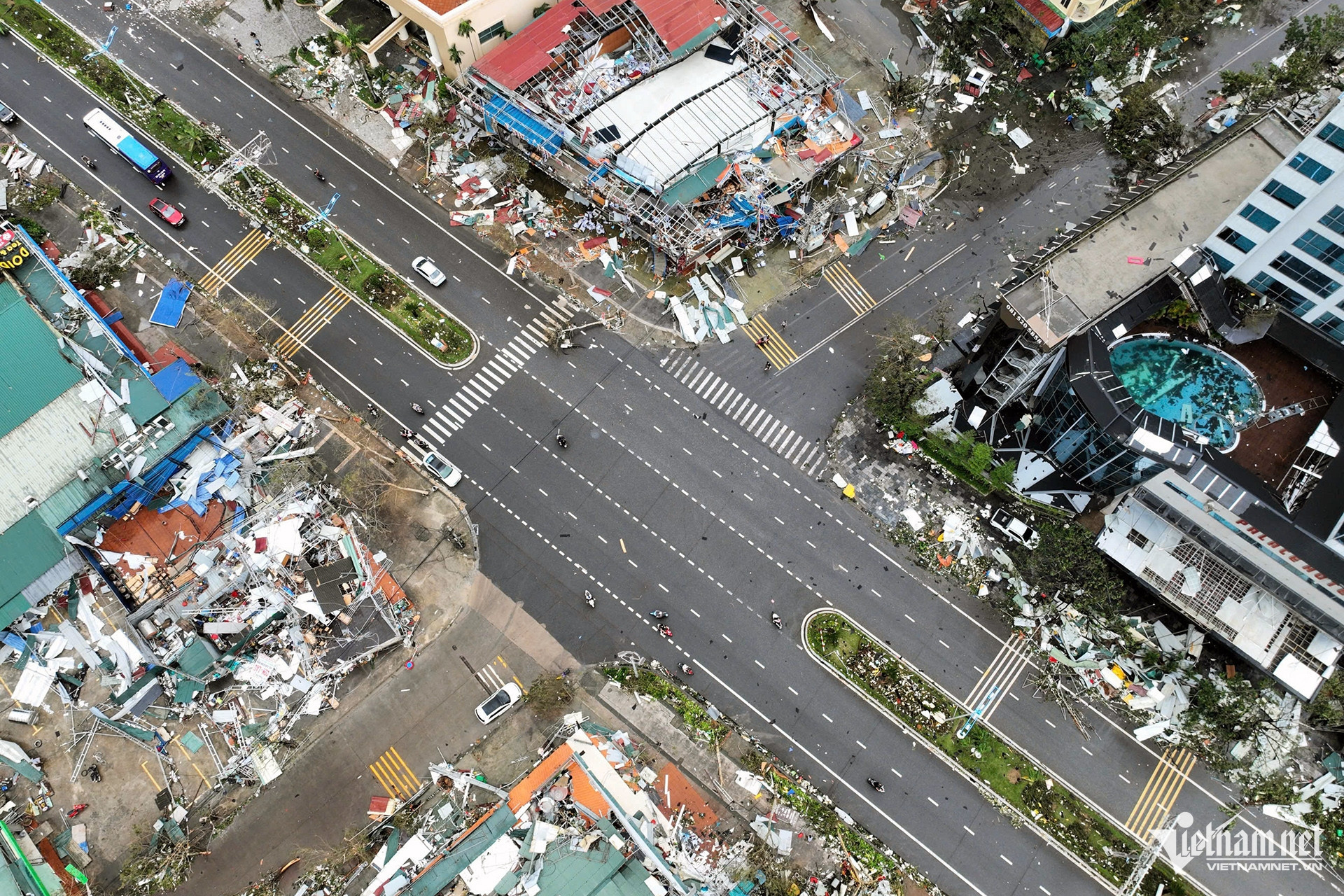 Đường Hoàng Quốc Việt (Bãi Cháy, tỉnh Quảng Ninh) ngổn ngang. Đây là nơi tập trung nhiều nhà hàng, khách sạn sang trọng ven biển. Ảnh: Thạch Thảo.