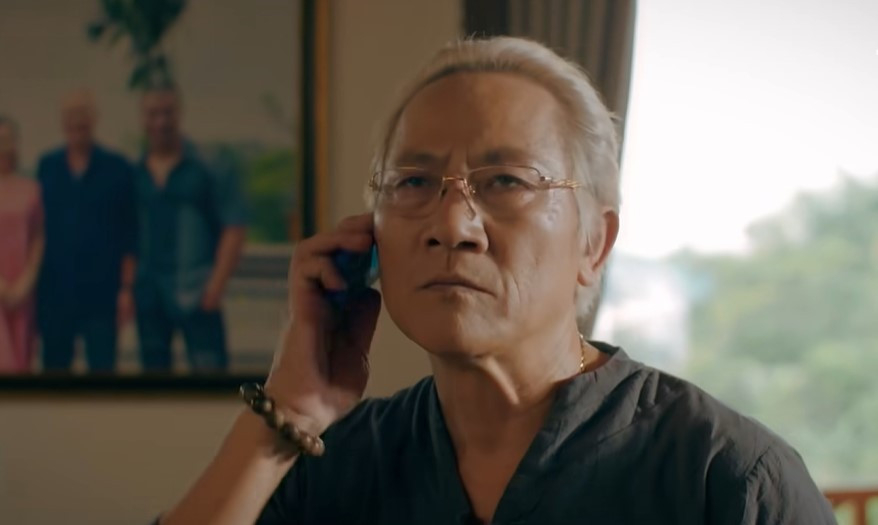 Lê Toàn nghe điện từ đàn em cũ.