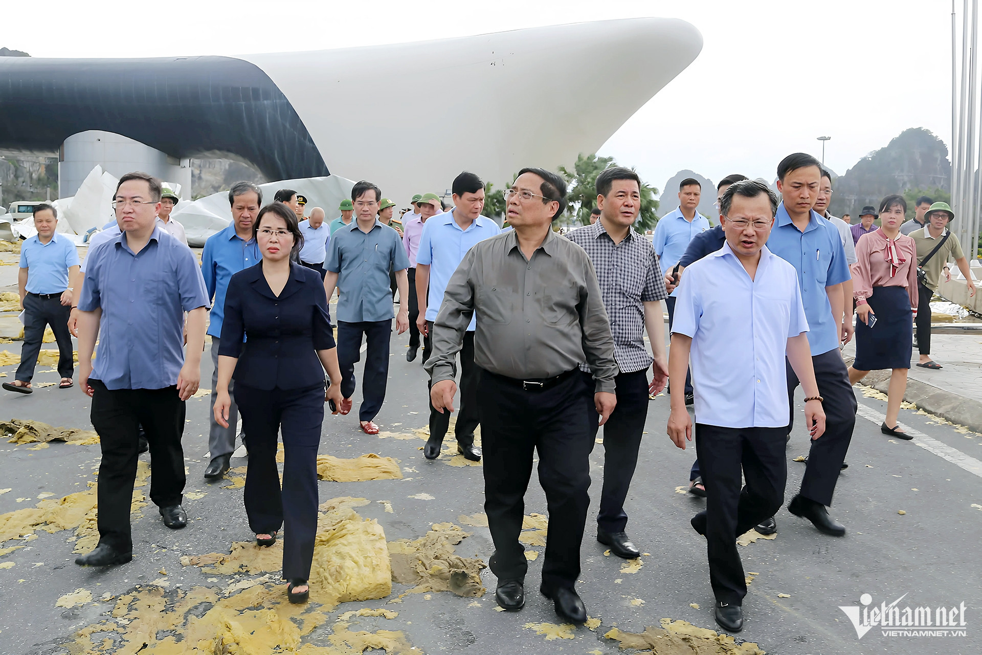 Thủ tướng Phạm Minh Chính đi kiểm tra tình hình thiệt hại, chỉ đạo triển khai các biện pháp cấp bách khắc phục hậu quả cơn bão số 3 tại Quảng Ninh. Ảnh: Thạch Thảo