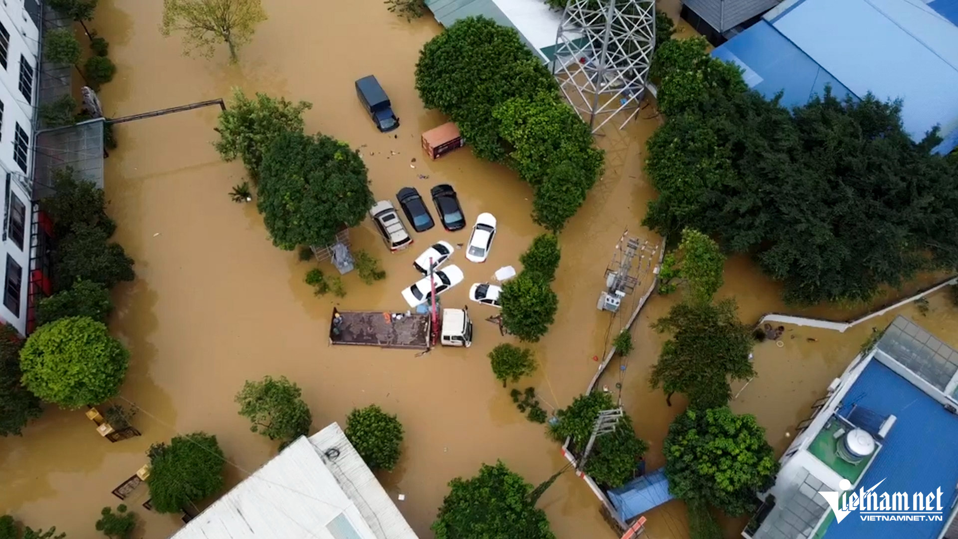 Hàng loạt ô tô tại TP Thái Nguyên bị ngâm trong nước.