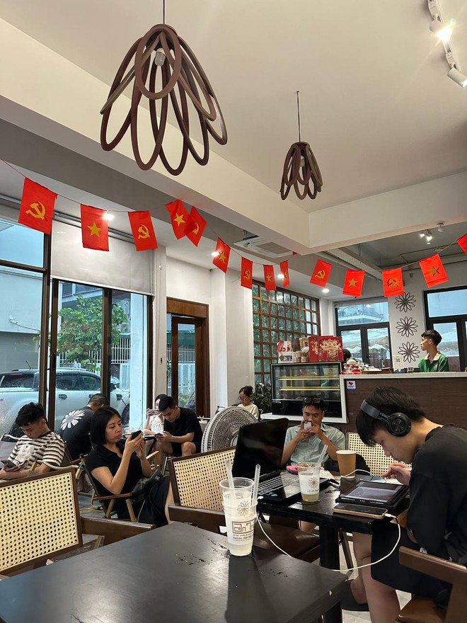 Mất điện diện rộng, người dân rủ nhau đến quán cà phê sạc điện thoại và bắt wif. (Ảnh: NVCC)