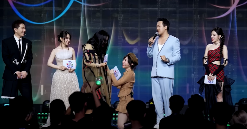 Hình ảnh Orange ôm chân Thanh Lam xin lỗi vô cùng hài hước, được khán giả chia sẻ.