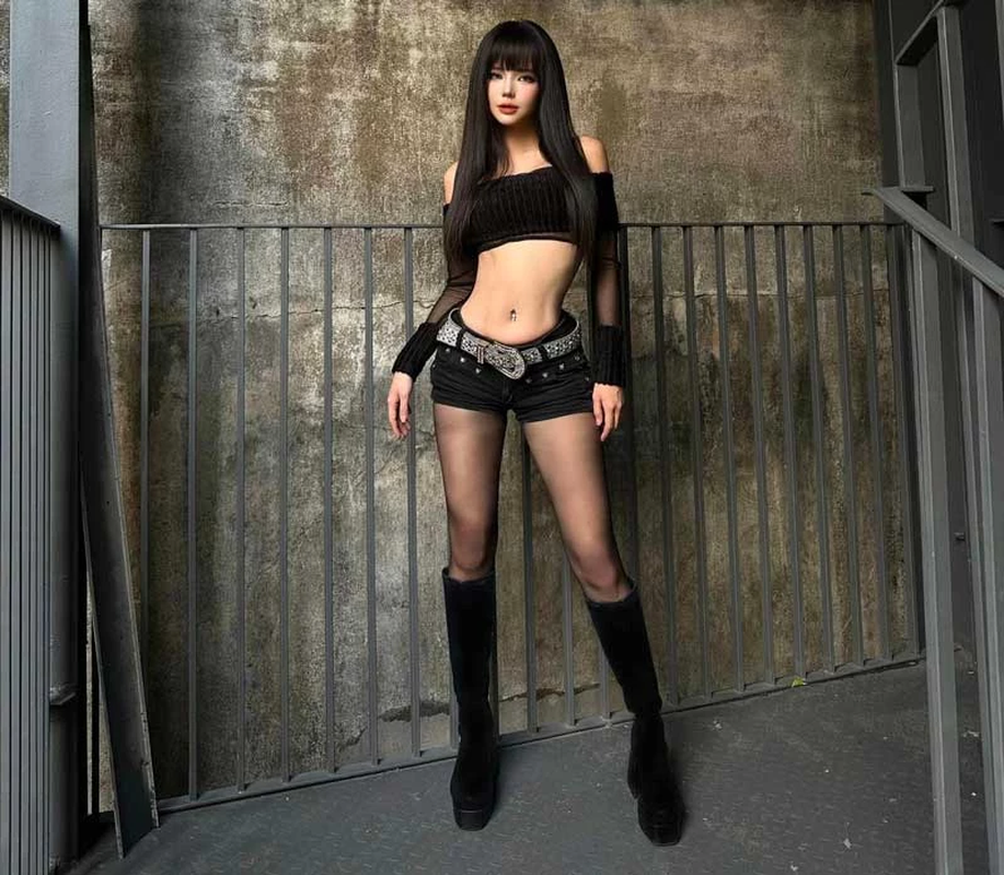 Cô nàng sở hữu đôi chân dài miên man.