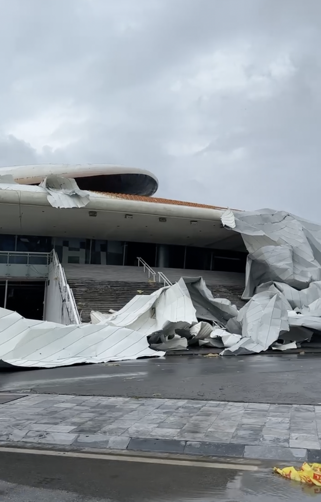 Những biểu tượng đầy tự hào của tỉnh như Bảo tàng Quảng Ninh, Cung Cá Heo Hạ Long hoang tàn sau bão Yagi. (Ảnh: NVCC)