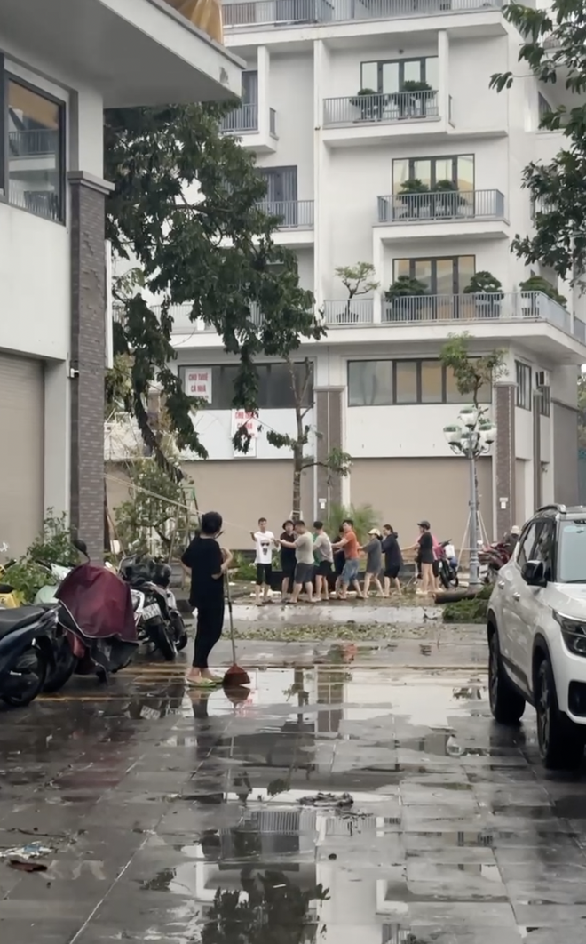 Người dân đang cùng nhau khắc phục hậu quả sau cơn bão. (Ảnh: NVCC)