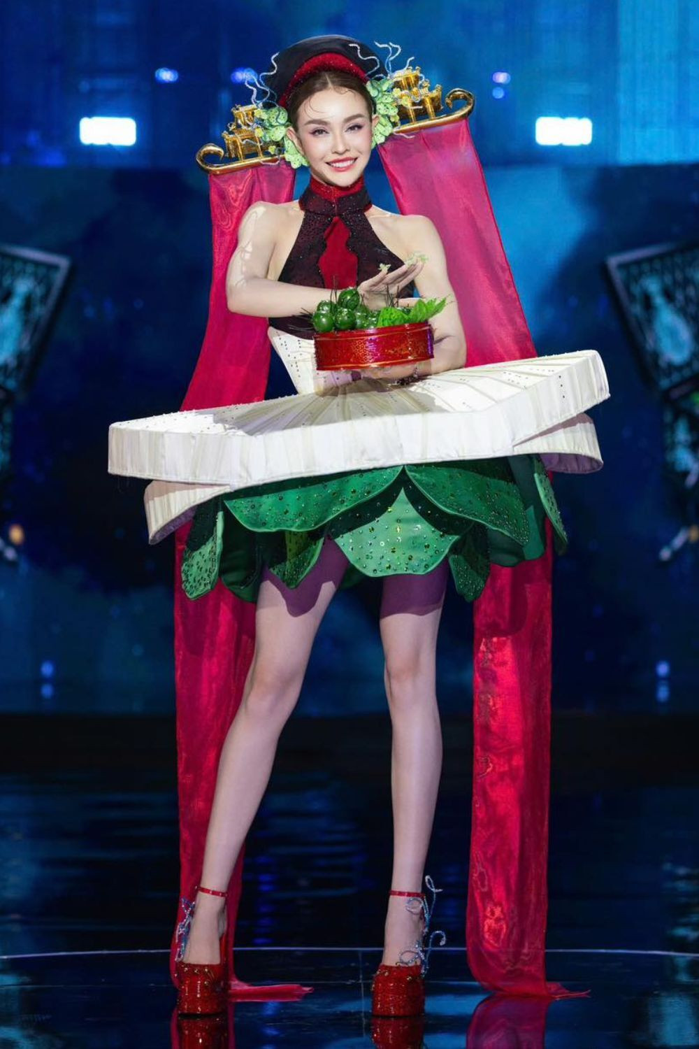 Mlee duyên dáng trong áo yếm, quần váy với tông màu xanh, đỏ, đen đậm chất Kinh Bắc - Bắc Ninh.