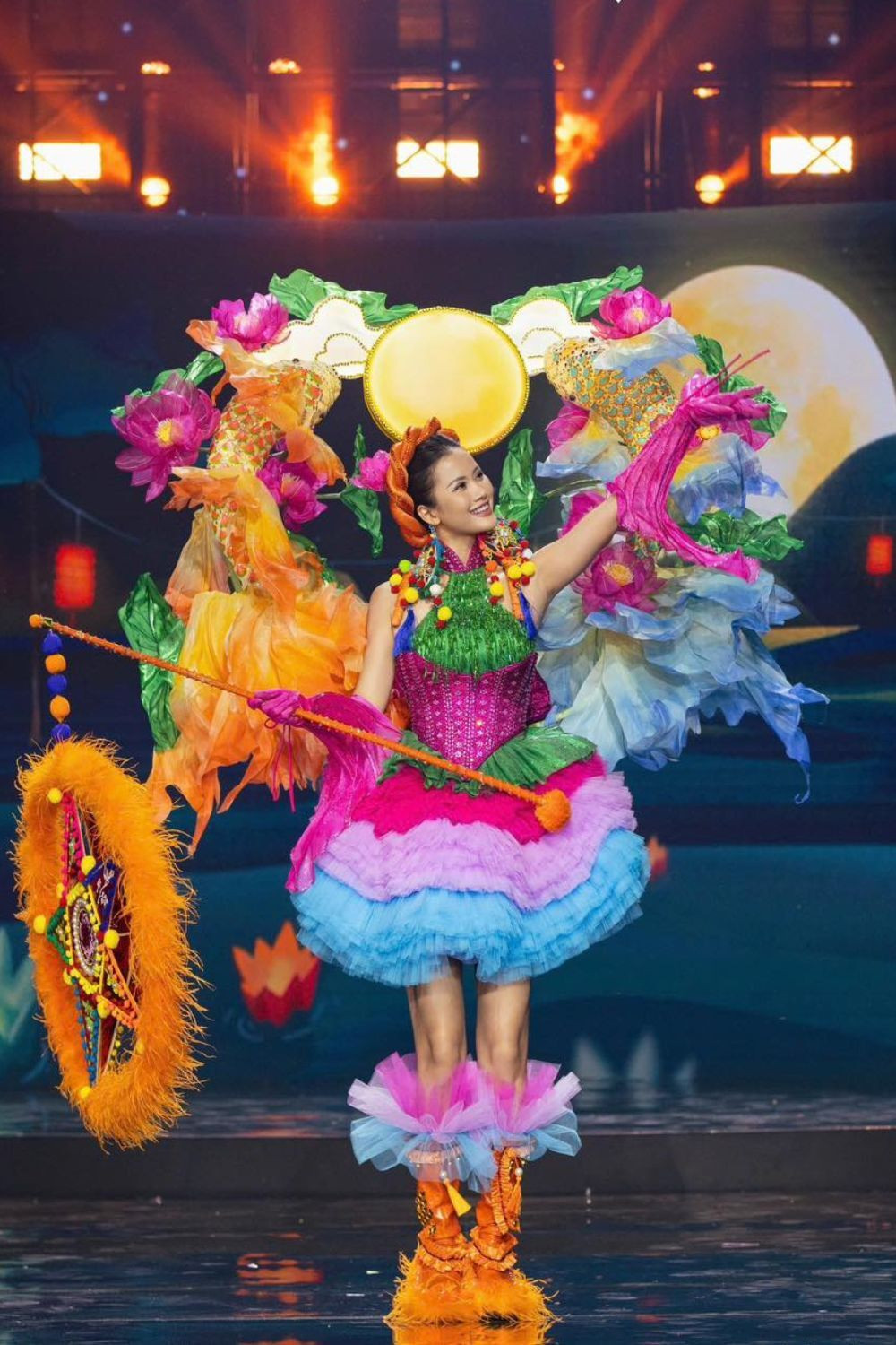 Á hậu Hương Ly bất ngờ xuất hiện trong đêm diễn, hạ màn đêm thi 