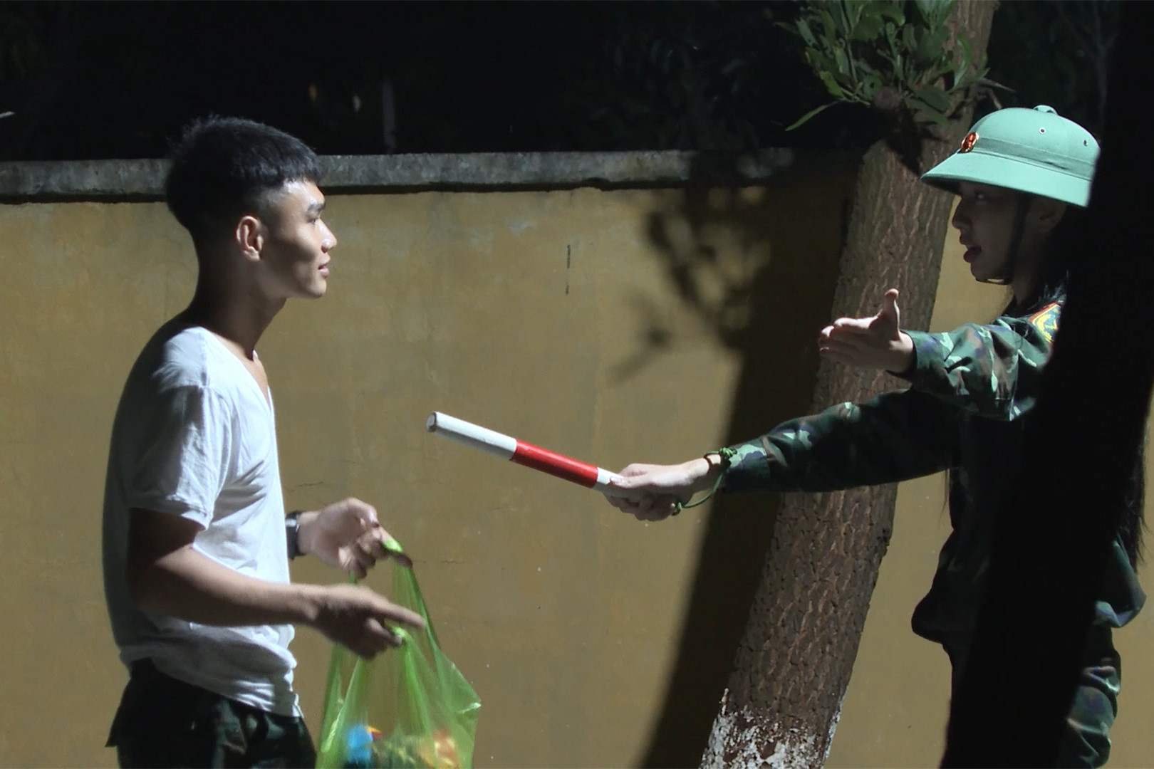 Thùy Tiên và Uyển Ân gây khó hiểu khi nhận đồ ăn từ đối tượng khả nghi tự nhận là người hâm mộ. Ảnh: NSX