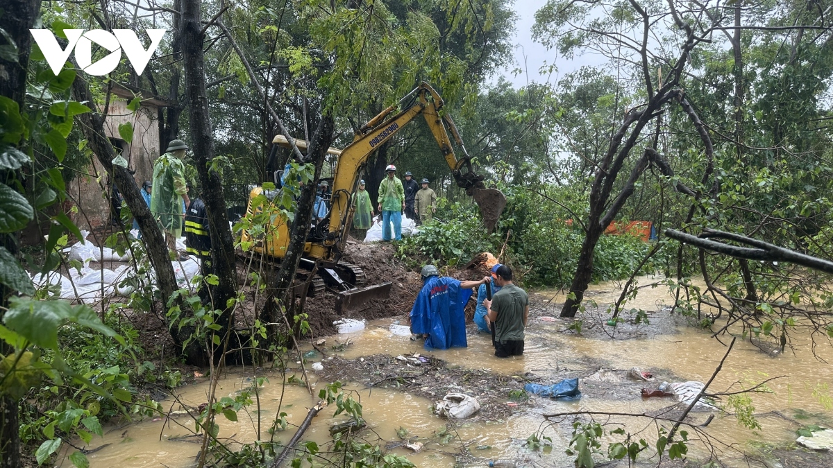 Phương tiện được huy động đóng cọc và đưa thả các bao cát chặn dòng nước qua cống.