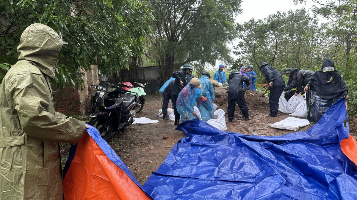 Gần 100 người và phương tiện được huy động để chặn nước tràn vào bên trong.