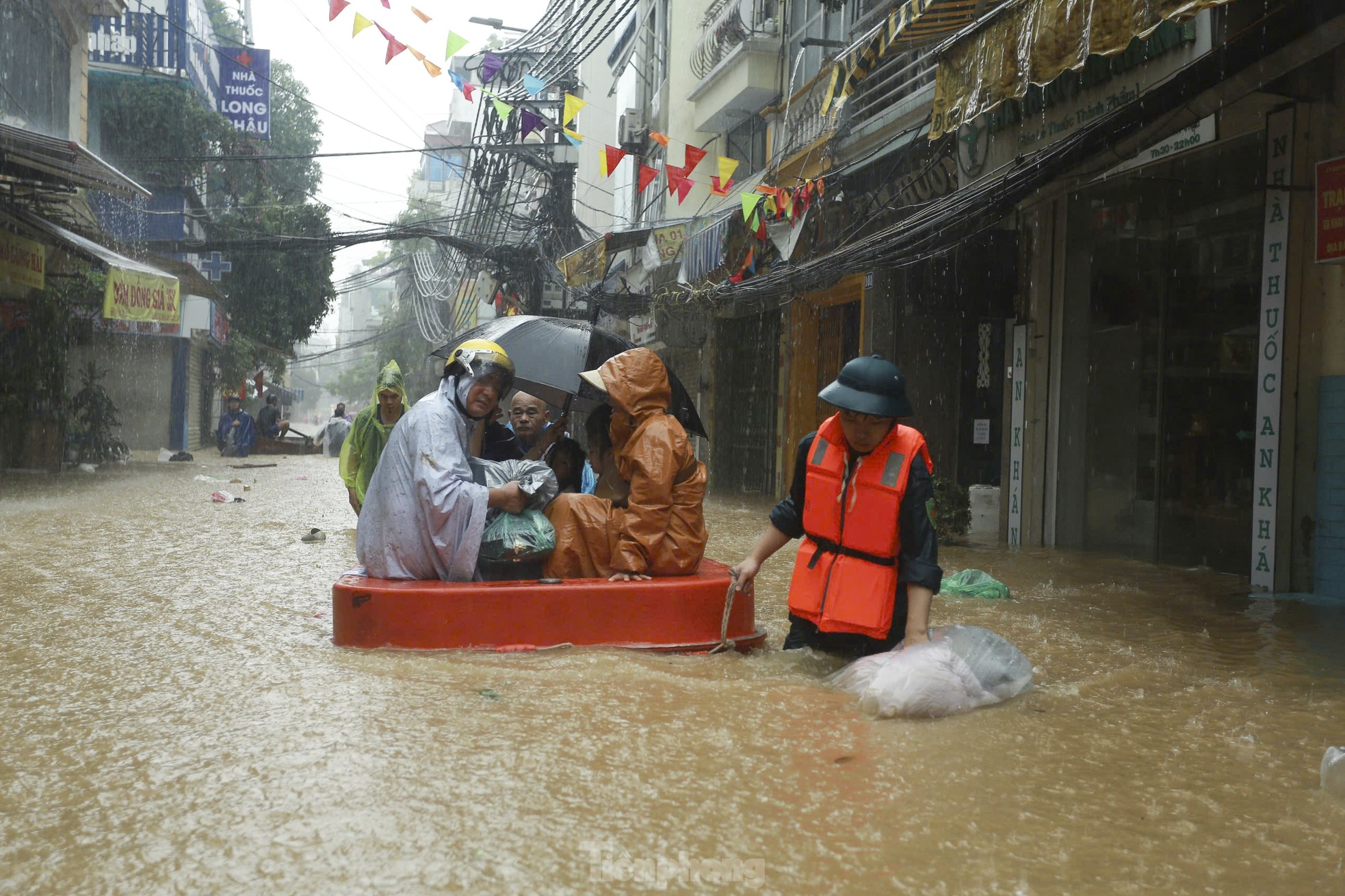 Chính quyền liên tục khuyến cáo người dân di dời lên điểm an toàn và dùng thuyền giúp dân di chuyển đồ đạc.
