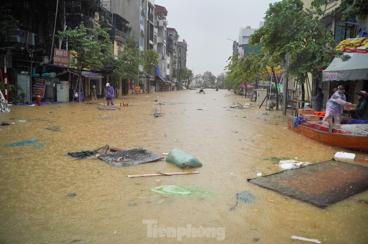 Tại ngã tư Chương Dương Độ mực nước dâng cao, có nơi cao tới 1 mét.