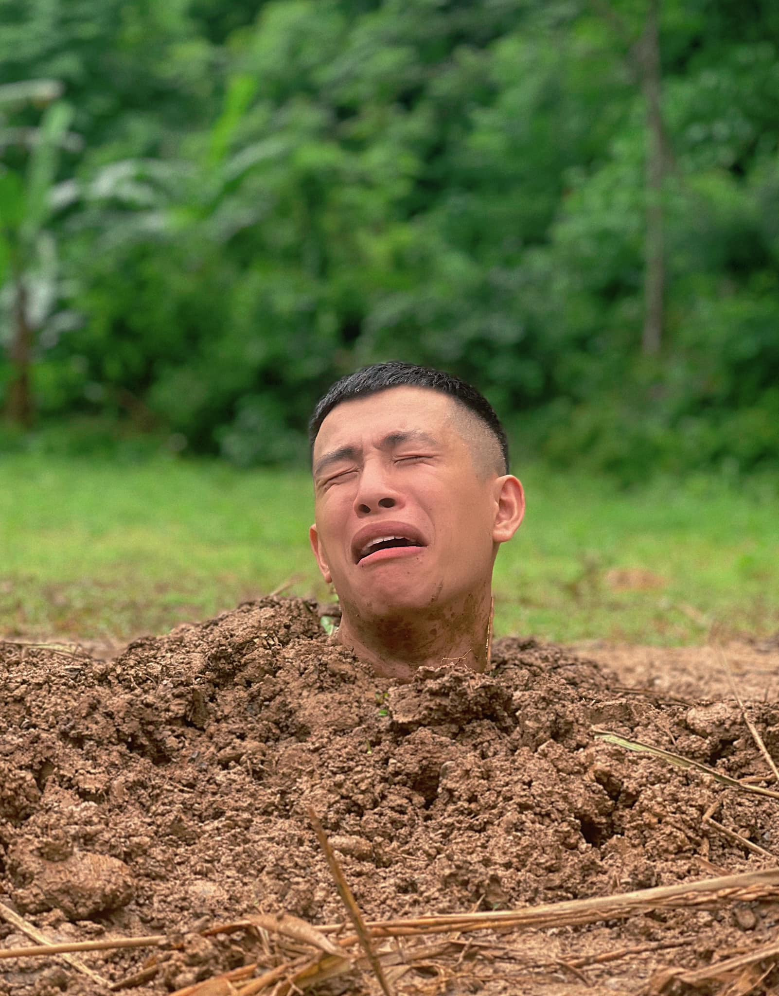 Tuấn Anh chia sẻ ảnh hậu trường cảnh phim. 