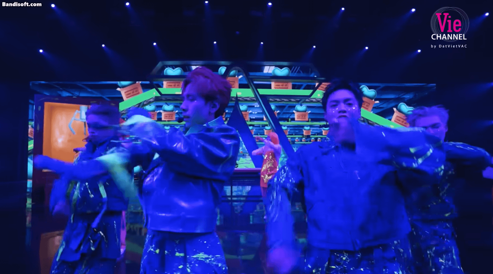 Teaser cũng hé lộ cận cảnh các anh trai team Quang Hùng