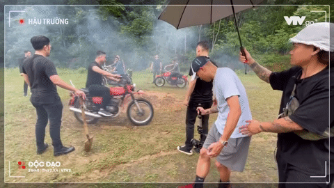 Không chỉ khó chịu vì đất nén chặt, Tuấn Anh còn khó thở vì khói xe. 