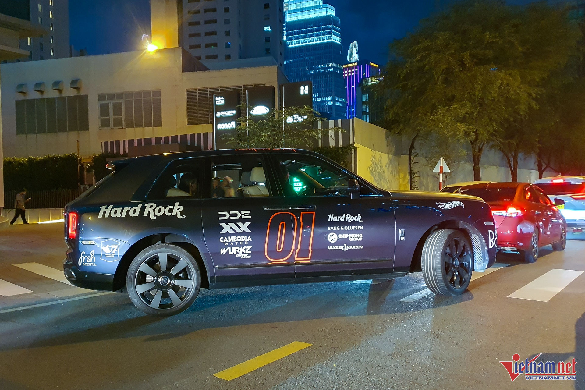 Với mức giá hơn nửa triệu USD sau khi bổ sung các tùy chọn cao cấp, Rolls-Royce Cullinan là một trong những mẫu SUV đắt đỏ nhất thế giới, đóng vai trò chuẩn mực cho các mẫu SUV cao cấp và siêu sang đến từ các thương hiệu khác.