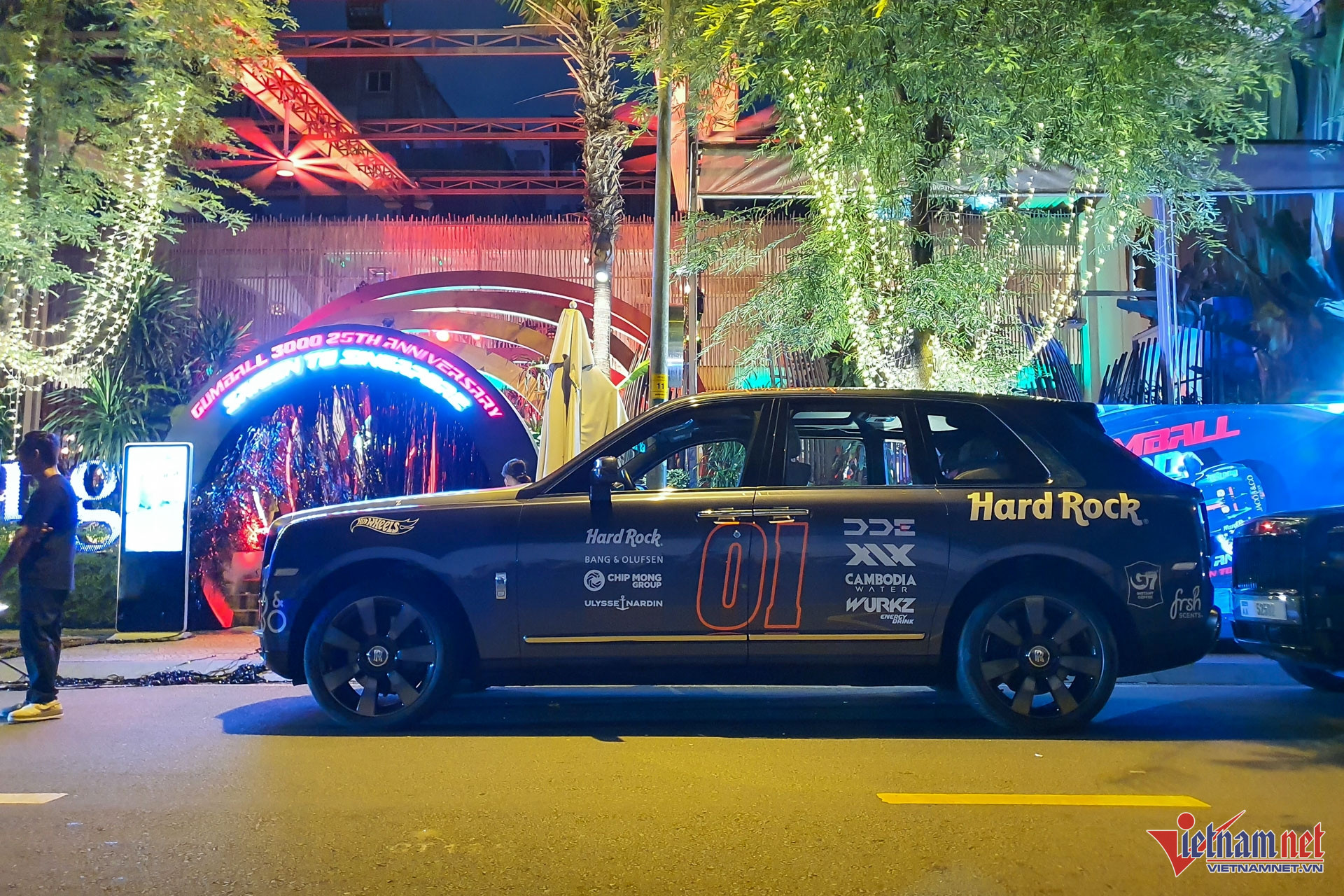 Là mẫu SUV duy nhất của Rolls-Royce, Cullinan cũng là một trong những mẫu xe thường gặp trong Gumball 3000. Vẫn sở hữu sự đẳng cấp của thương hiệu, mẫu xe này còn khá thoải mái sử dụng trên nhiều địa hình cũng như mang đến không gian rộng rãi. Xe được trang bị động cơ V12 twin-turbo 6.75L mạnh 571 mã lực. 