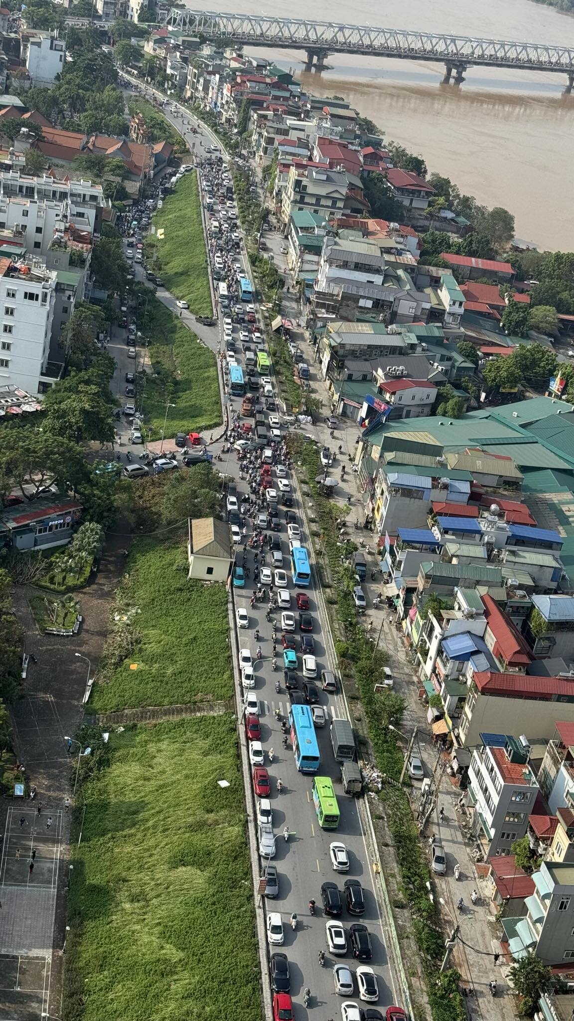 Do cầu Long Biên vẫn đang cấm phương tiện qua lại, nên người dân tập trung về cầu Chương Dương để di chuyển vào nội đô. Do vậy tuyến đường này thường xảy ra ùn tắc vào giờ cao điểm