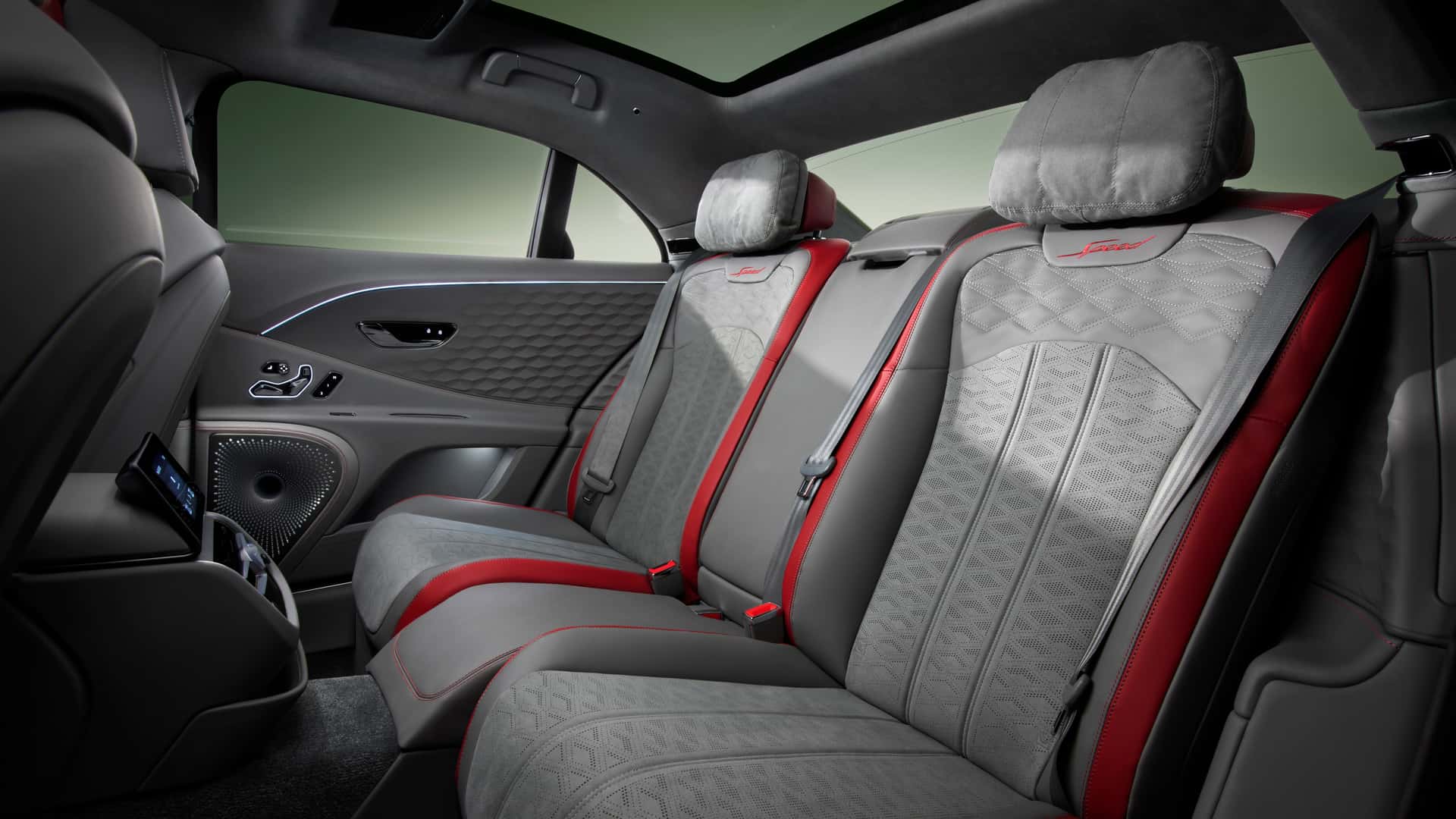 Khá ngạc nhiên khi Bentley mới chỉ đăng tải ảnh 2 hàng ghế của mẫu sedan và... tả táp lô thay vì công bố nốt ảnh khu vực này. Ảnh: Bentley