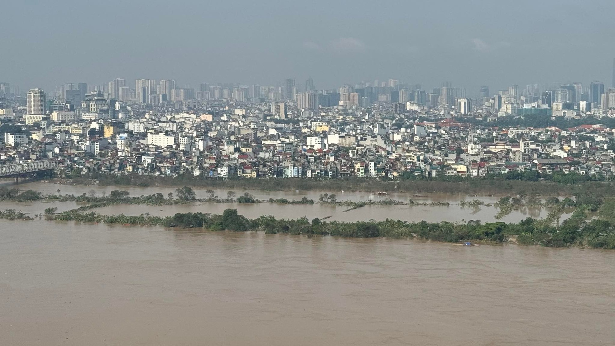 Dù nước sông Hồng đã rút nhưng khu vực hai bên bờ sông vẫn đang còn ngập khá sâu