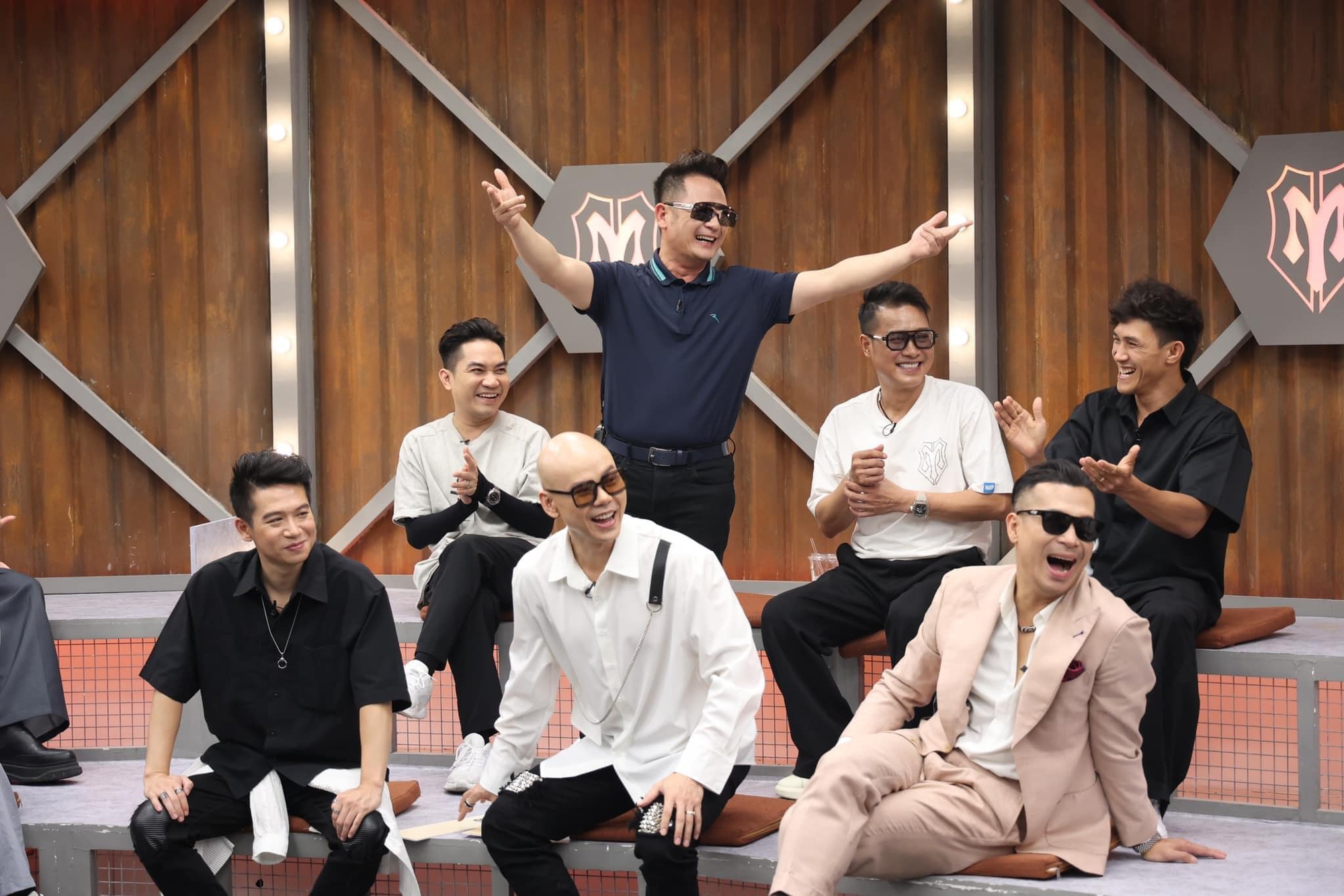 Trong suốt quá trình tham gia chương trình, nam ca sĩ luôn là người thầm lặng trong các cuộc vui của các anh tài.