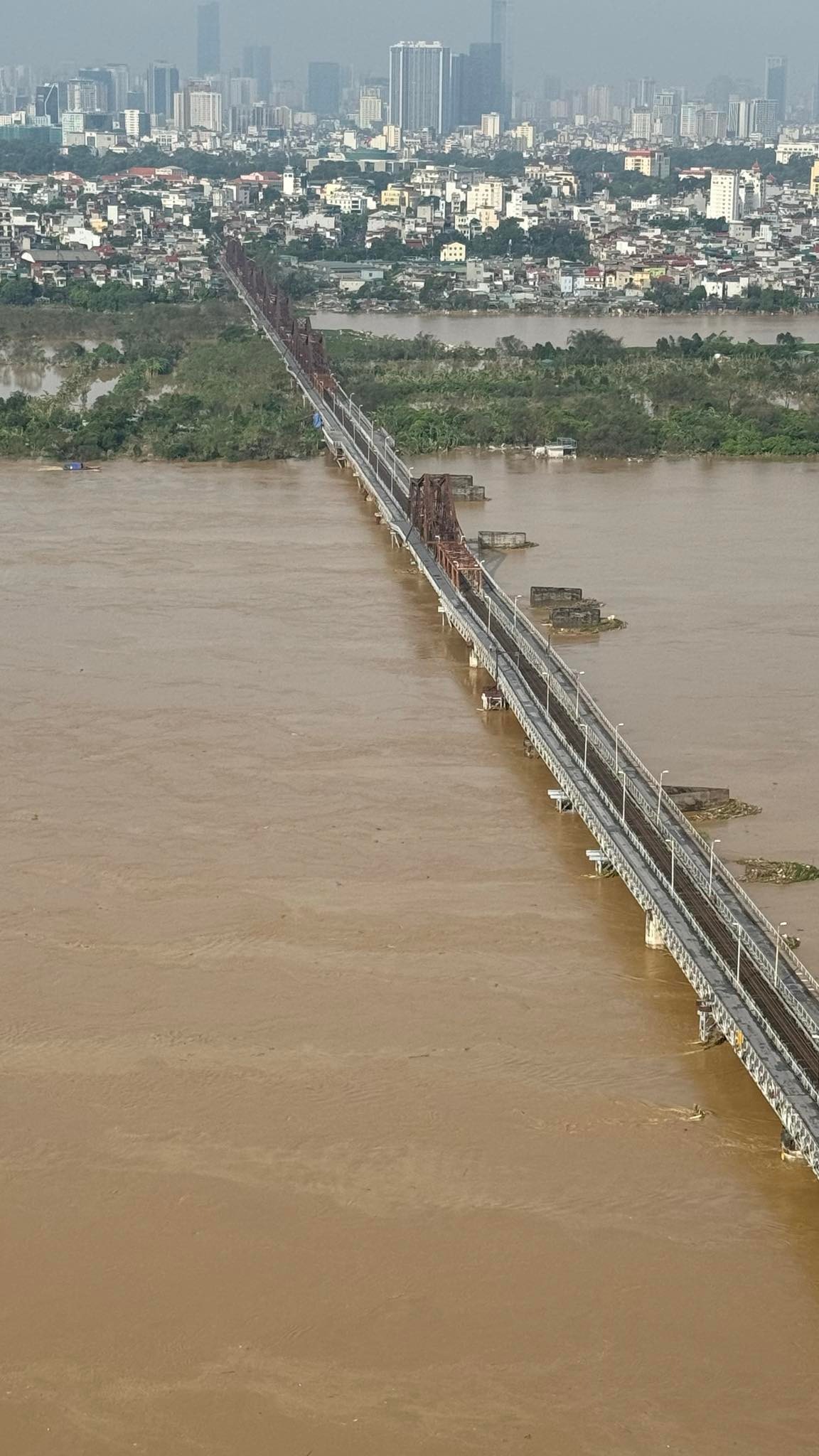 Hình ảnh cầu Long Biên được chụp lại vào 8h15 sáng nay cho thấy các trụ bê tông cầu Long Biên đã nhô cao khỏi mặt nước