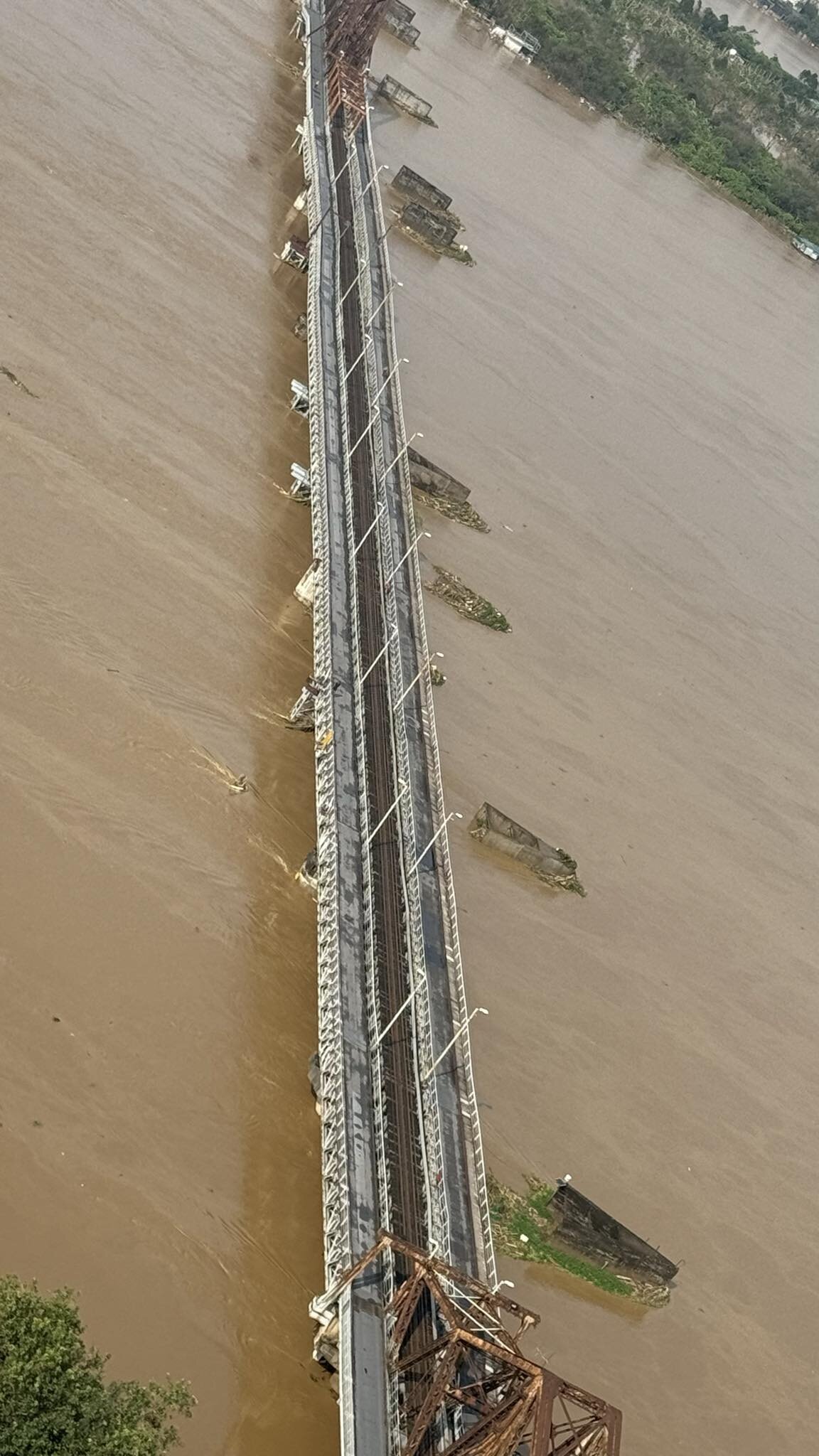 Để đảm bảo an toàn, Sở Giao thông vận tải Hà Nội đã quyết định cấm xe cộ qua lại cầu Long Biên hai chiều từ 15h chiều 10/9 cho đến khi lũ rút