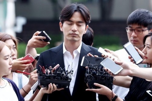 Lee Jin Wook trước Tòa án trung tâm Seoul.