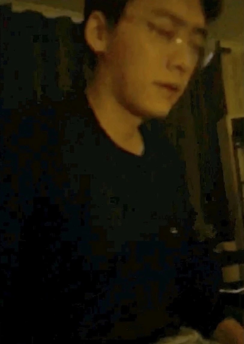 Hình ảnh cắt ra từ clip nóng của Lý Dịch Phong