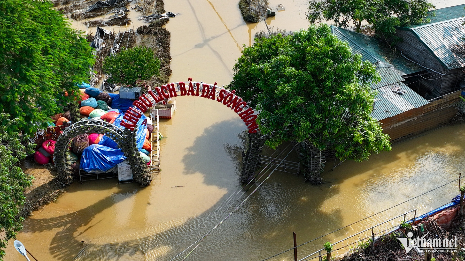 Đây là nơi được đầu tư nhiều tiểu cảnh mô phỏng châu Âu kết hợp với các vườn cây cảnh của làng hoa Nhật Tân. Khi vào cửa mỗi người phải mua vé giá 50.000 đồng, sau đó dùng đồ uống gì, thuê đạo cụ chụp ảnh hay gửi xe đều tính tiền riêng.