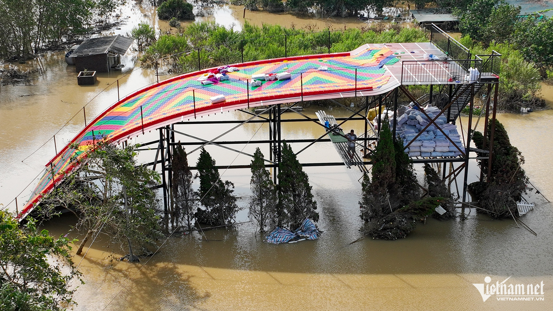 Người dân nơi đây ước tính để cạn khô khu vực này phải mất ít nhất 3 ngày nữa.