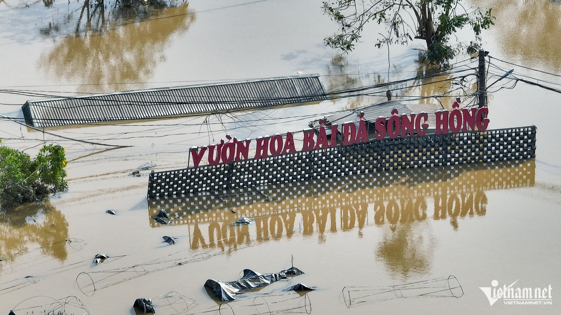 Nước vẫn ngập đến các mái nhà. Địa điểm du lịch này thu hút chủ yếu giới trẻ, các gia đình, đặc biệt là chị em phụ nữ.