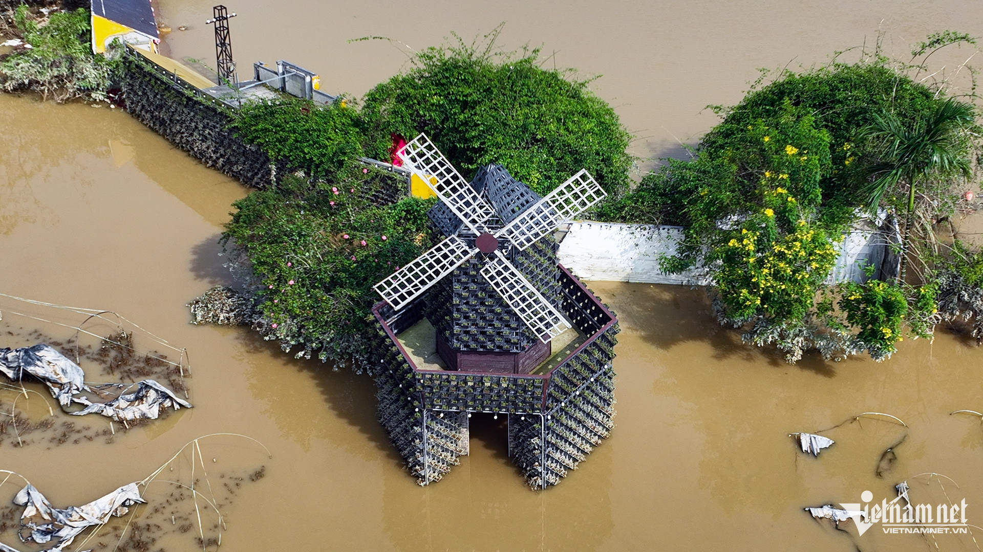 Ở mô hình cối xay gió Hà Lan, có thể thấy vệt nước khi rút đọng lại màu cát ở phía dưới thân công trình.