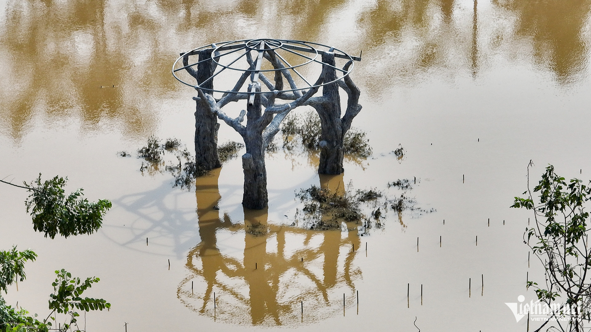 Lán dành cho khách ngồi vẫn đang bị ngập sâu khoảng 50cm.