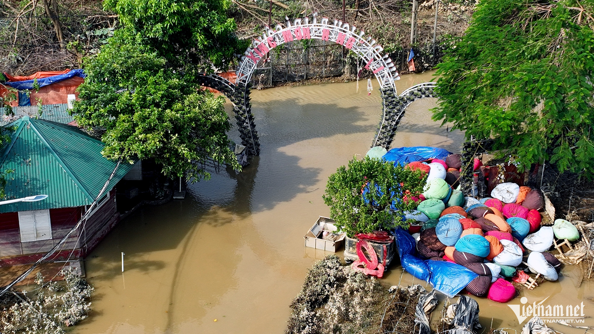 Những chiếc ghế ngồi kiểu bao cát xanh đỏ tím vàng ngày thường được đặt ở vị trí rất đẹp cho khách ngồi uống cà phê, đọc sách, tám chuyện và ngắm dòng sông Hồng chảy trước mặt.