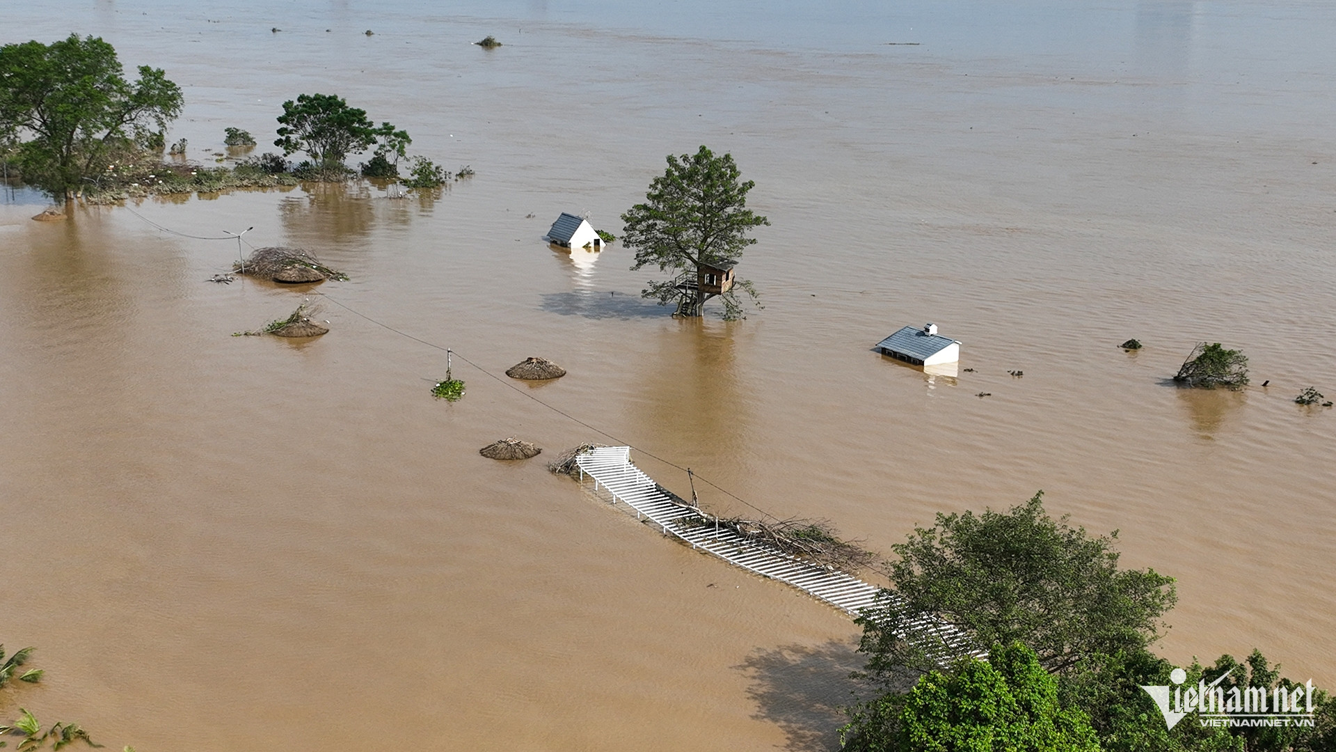 Theo nhân viên khu du lịch, hàng loạt tiểu cảnh khác ở sát bờ sông vừa nổi lên khi nước bắt đầu rút từ đêm qua và rạng sáng 13/9.