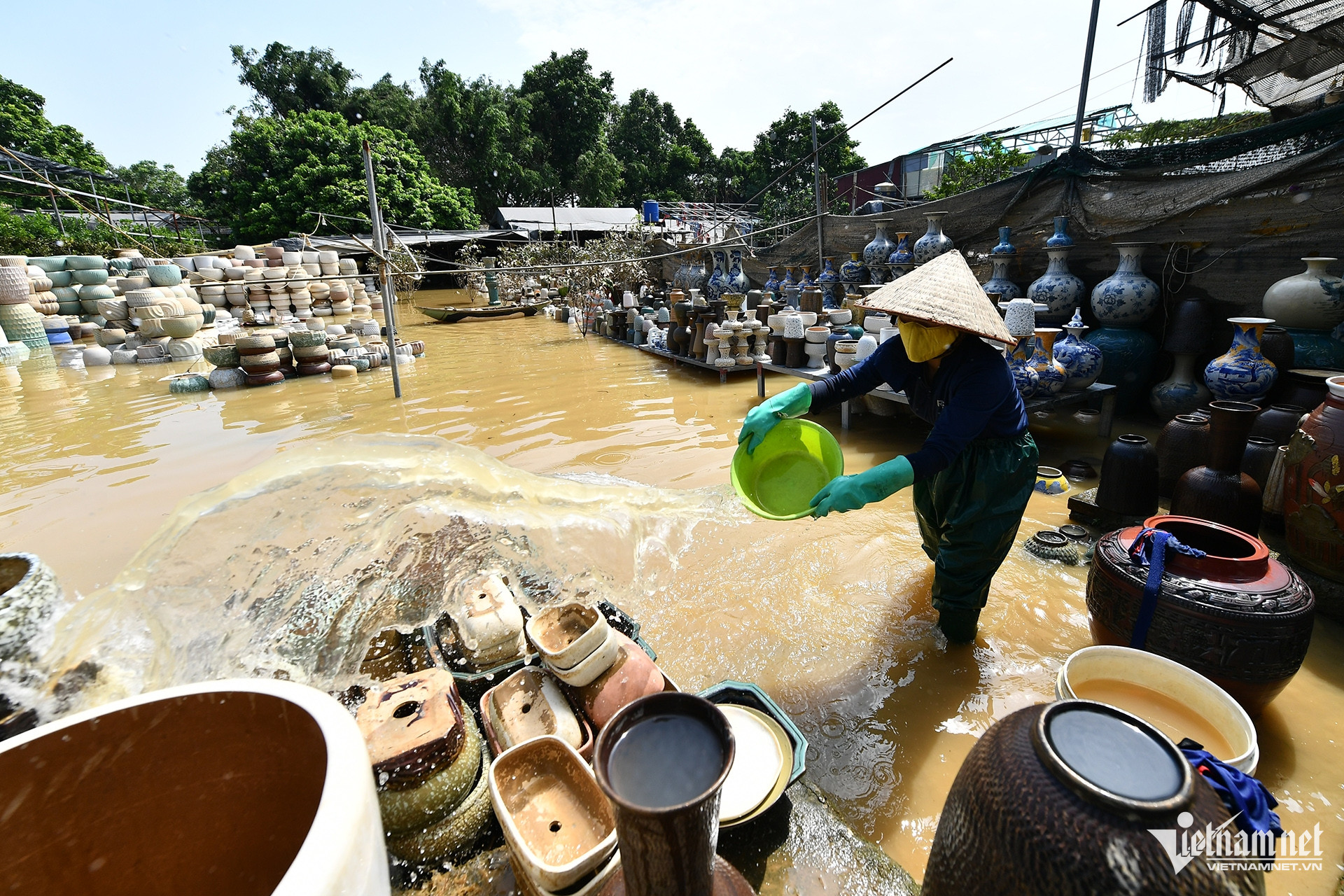 Chị Tuyết (chủ hàng) và người làm tìm cách dọn dẹp, làm sạch hàng hóa. 