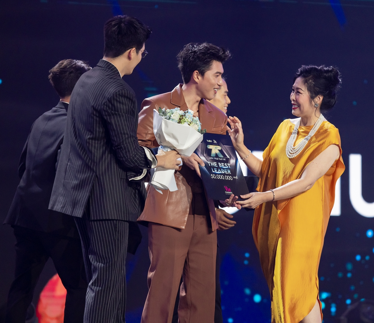 HIEUTHUHAI nhận giải 