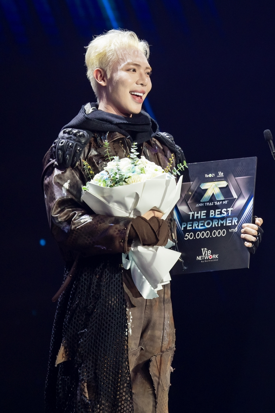 Erik nhận giải Anh trai trình diễn ấn tượng nhất, anh cũng dành toàn bộ số tiền thưởng ủng hộ đồng bào miền Bắc