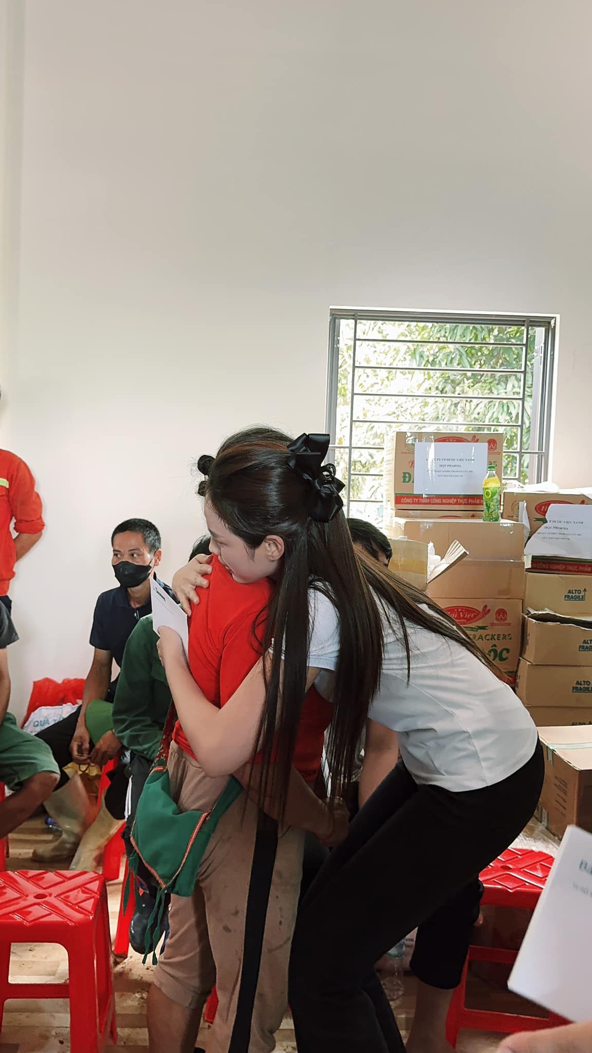 Hoa hậu Đỗ Hà chia sẻ nỗi mất mát với người dân Làng Nủ (ảnh Facebook nhân vật).