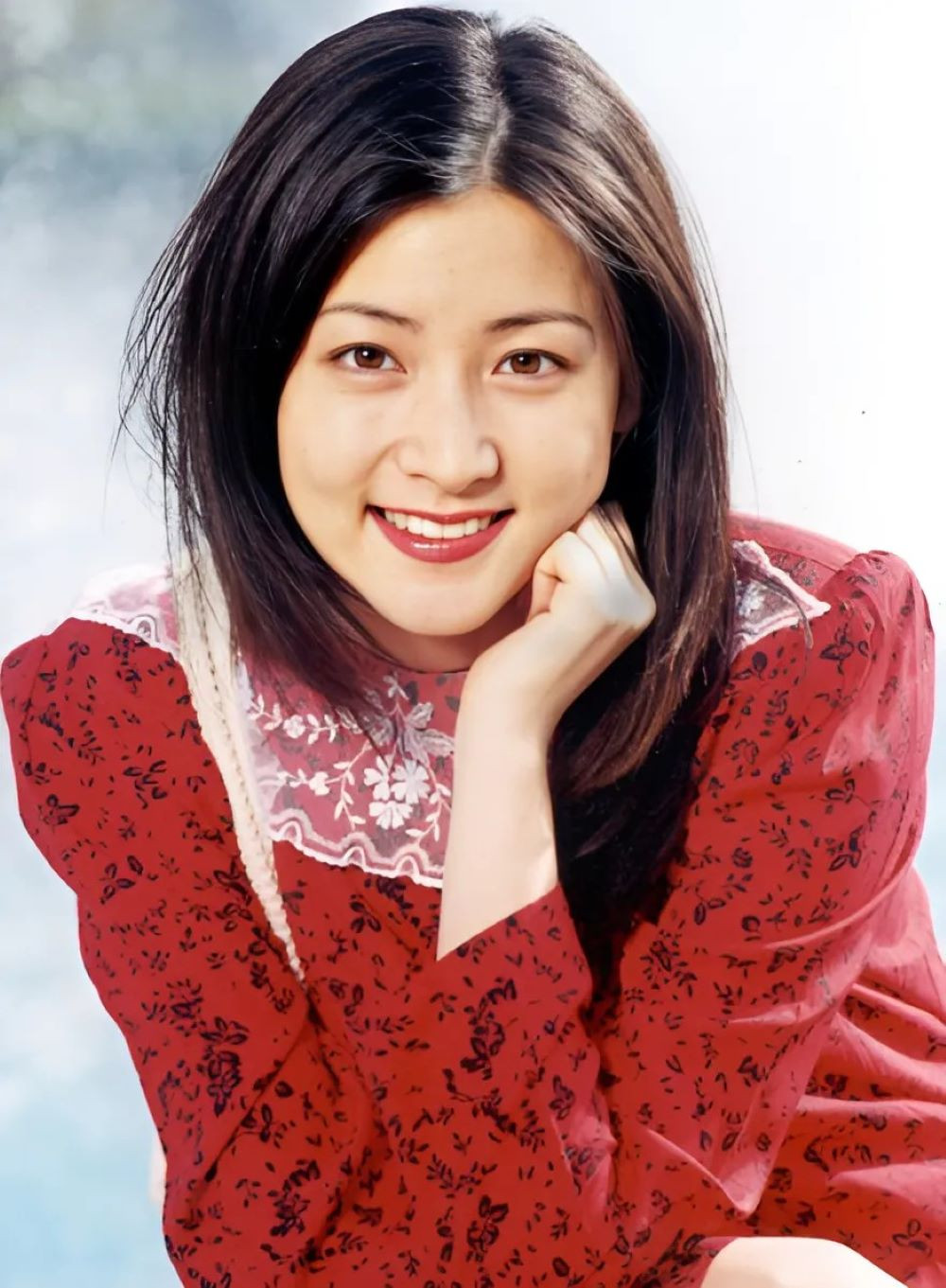 Lee Young Ae thời trẻ gây “bão” nhờ ngoại hình xinh đẹp.