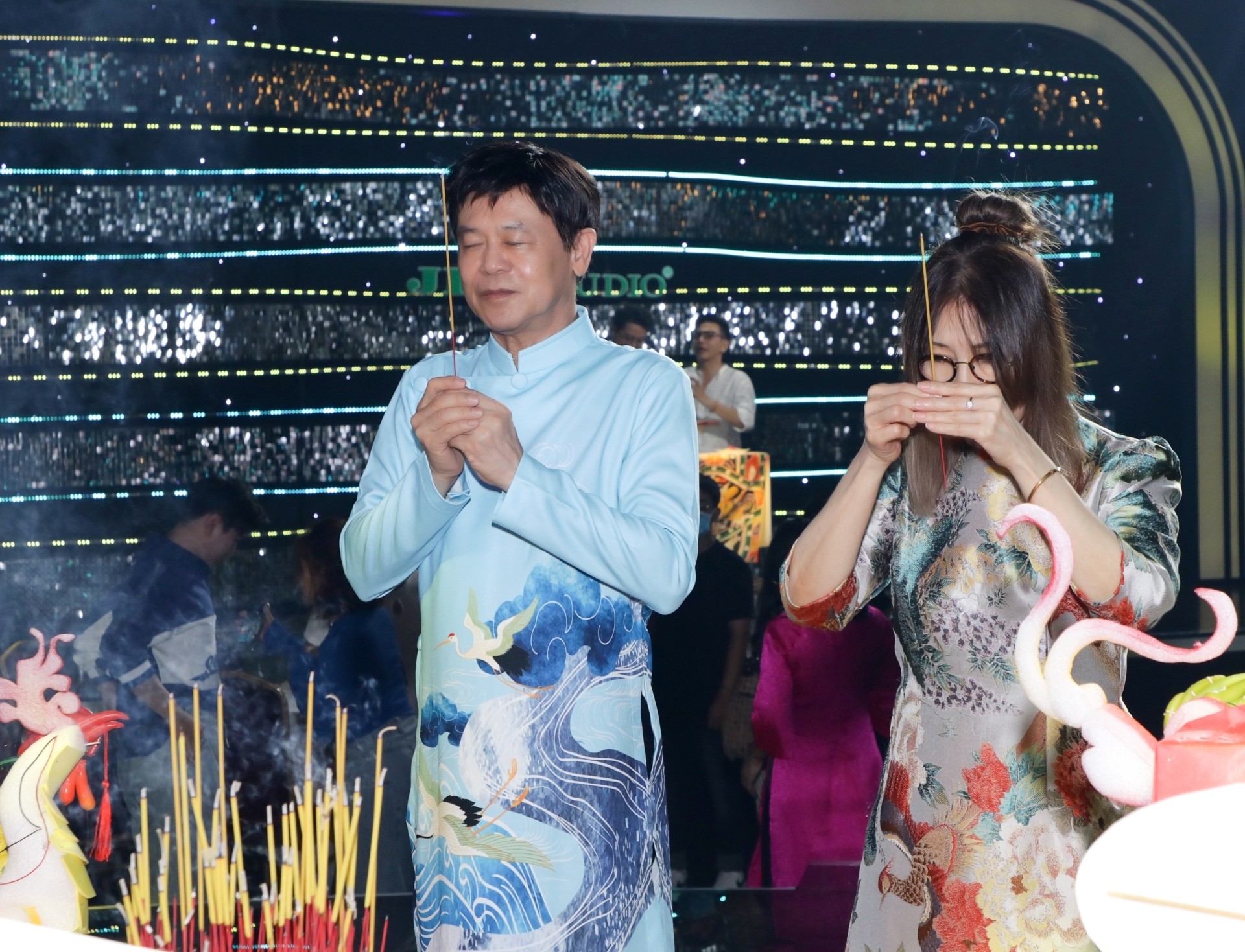 Danh ca Thái Châu mặc áo dài trang trọng trong ngày giỗ Tổ. Ngoài tri ân Tổ nghề, nam nghệ sĩ cầu bình an, chia sẻ với người dân chịu ảnh hưởng do bão số 3. 