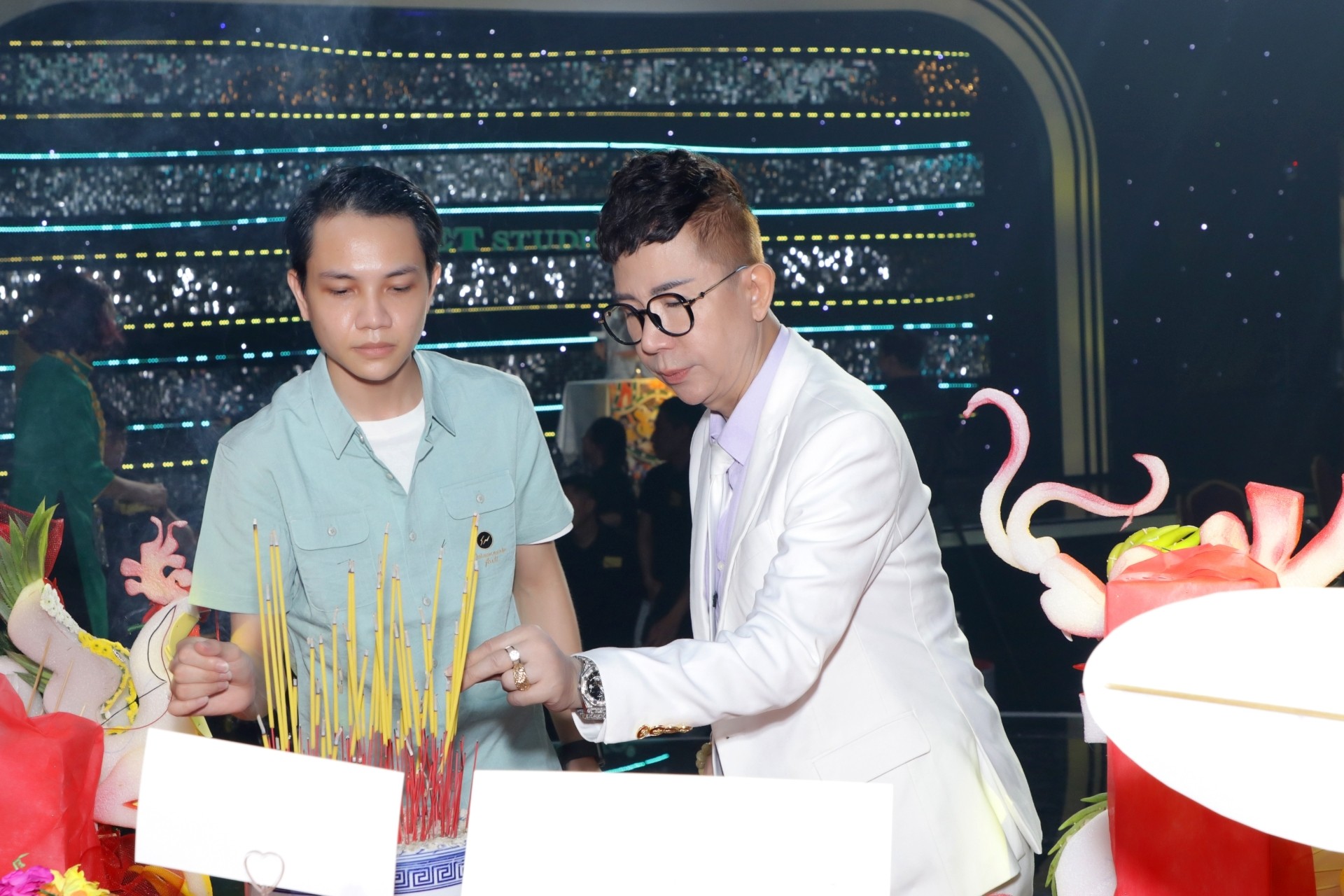 Trong buổi lễ giỗ Tổ sân khấu, bên cạnh việc tưởng nhớ và tri ân Tổ nghiệp, ca sĩ Long Nhật bày tỏ nỗi niềm hướng về đồng bào miền Bắc. “Mong rằng tất cả nghệ sĩ chúng ta năm nay cùng đồng bào cả nước hướng về miền Bắc đang oằn mình với thiên tai”, nam ca sĩ chia sẻ.