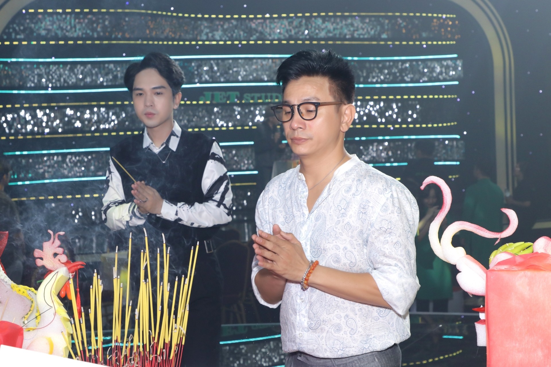 Nghệ sĩ Đình Toàn tại buổi giỗ Tổ sân khấu. Thời gian qua, anh bận rộn trong vai trò diễn viên chủ lực của sân khấu kịch IDECAF, đắt show làm MC truyền hình.