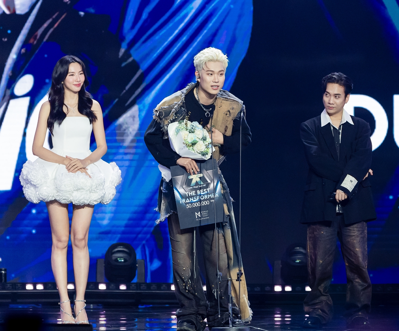 Dương Domic nhận giải Anh trai đột phá nhất. Lên nhận giải thưởng, Dương Domic xin trích 50% giải thưởng quyên góp vào Quỹ Chung 1 tấm lòng của Đài Truyền hình TP.HCM để chia sẻ cùng đồng bào vùng bão lụt.